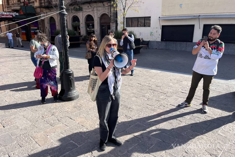 $!Durante la protesta, los asistentes señalaron que la intervención extranjera vulnera la soberanía y el derecho internacional.