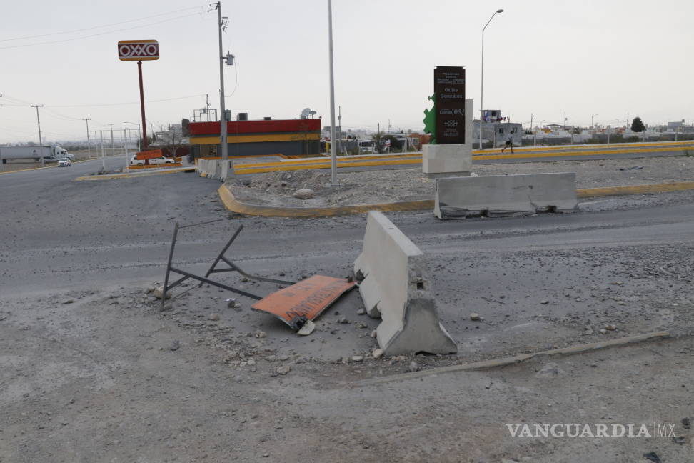 $!Ciudadanos del oriente de Saltillo circulan por carriles de obra inconclusa en bulevar Otilio González