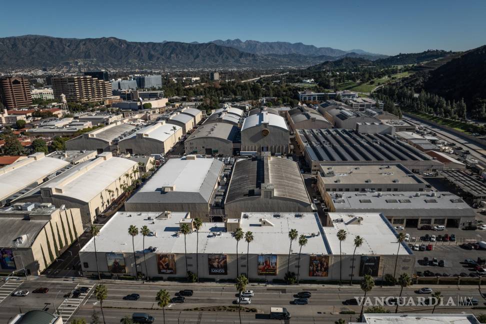 $!Una vista aérea muestra los estudios Warner Bros. en Burbank, California.