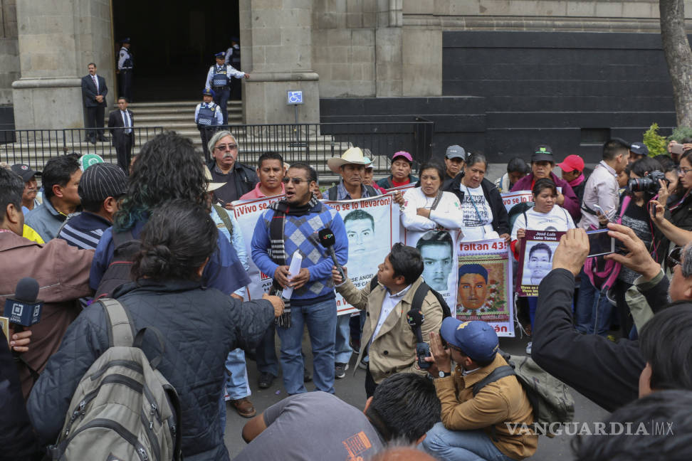 $!Advierten padres de los 43 sobre amparos a implicados en caso Iguala