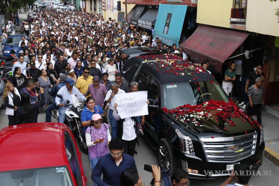 $!Miles de personas se despidieron durante el cortejo fúnebre del alcalde de Chilpancingo, Alejandro Arcos Catalán, quien fue asesinado la tarde del día domingo en la capital del estado de Guerrero.