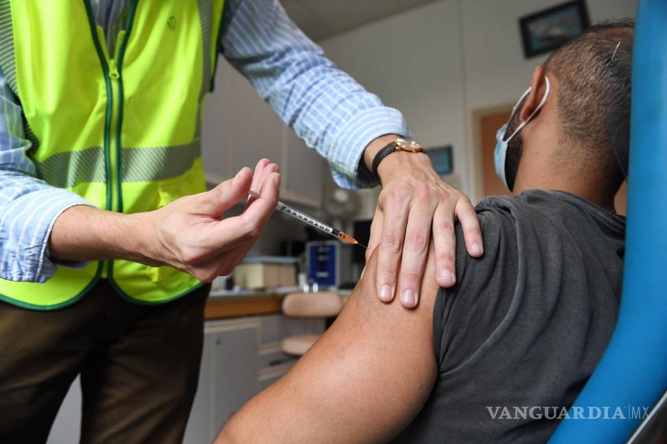 $!Un hombre recibe una dosis de la vacuna Monkeypox en el centro de vacunación municipal de Edison en París, Francia.