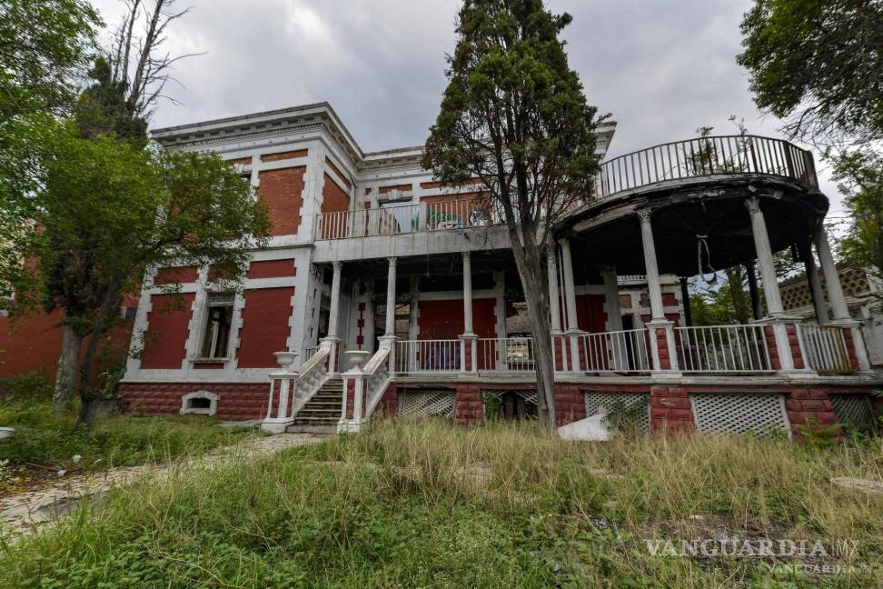 $!La Casa Roja de Saltillo, donde tragedias del pasado y leyendas paranormales conviven entre sus ruinas.