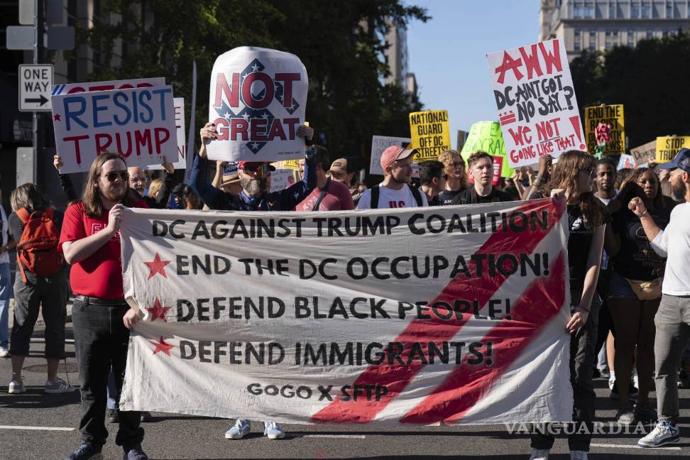 $!Demonstrators march as they protest against President Donald Trump's use of federal law enforcement and National Guard troops in the city during a rally along the 14th street corridor in northwest Washington, Saturday, Aug. 30, 2025. (AP Photo/Jose Luis Magana)