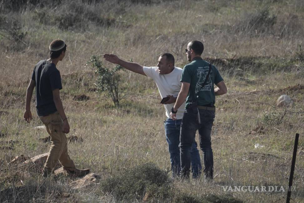 $!Un residente palestino de la aldea cisjordana de Tarkumiya discute con colonos israelíes durante una protesta contra la confiscación de tierras en la zona.