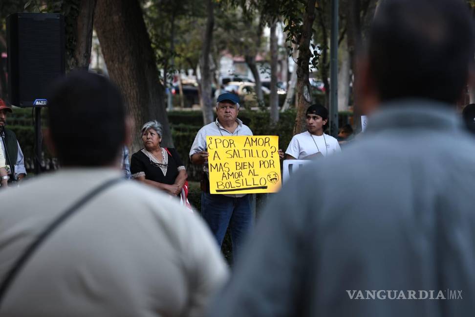 $!Durante la manifestación realizada la tarde-noche de este domingo, miembros y simpatizantes del movimiento insistieron en rechazar la remodelación.