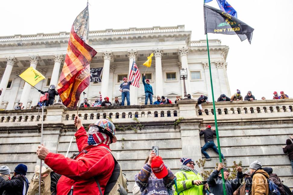 $!Una multitud incitada por el presidente Donald Trump irrumpe en el Capitolio en Washington el 6 de enero de 2021.