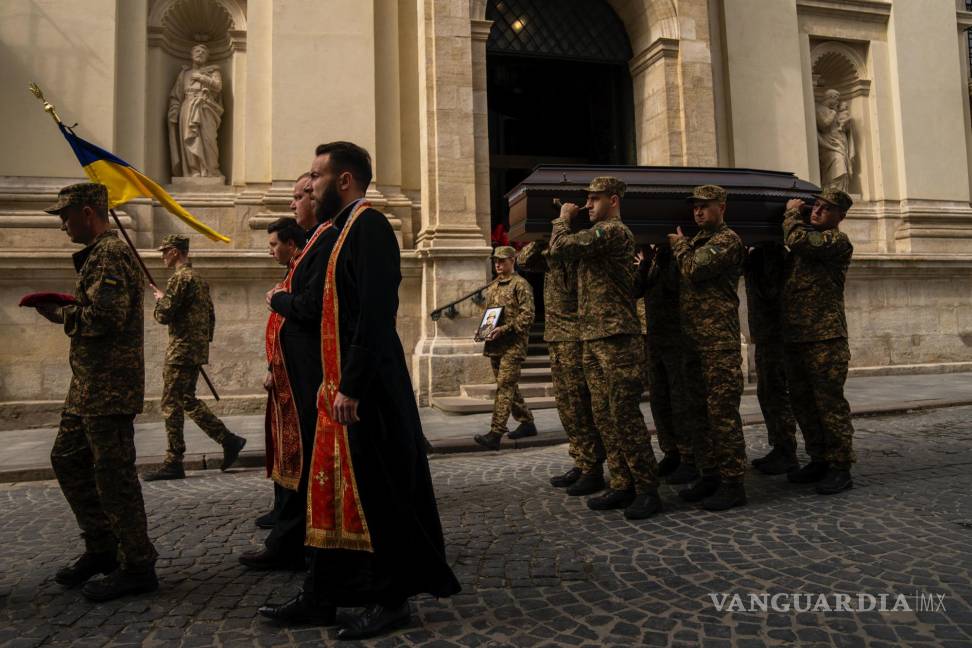 $!Soldados llevan los ataúdes de dos sargentos del ejército ucraniano durante su funeral en la iglesia de los Santos Pedro y Pablo en Leópolis, Ucrania.