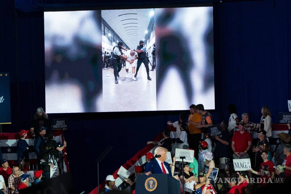 $!Donald Trump muestra un video sobre detenidos en El Salvador mientras habla sobre sus primeros 100 días en Warren, Michigan.