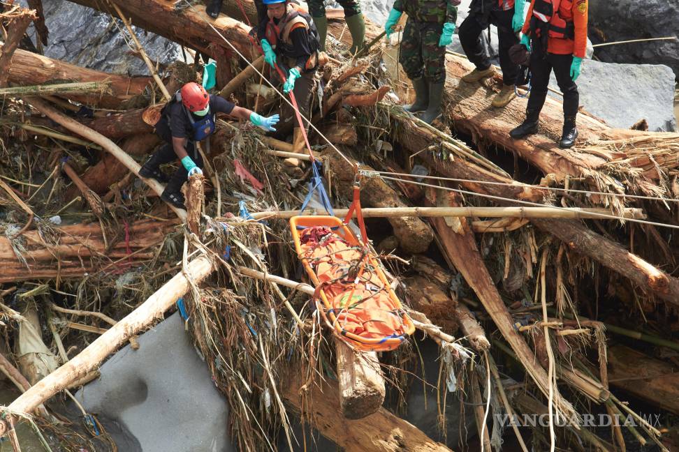 $!Rescatistas utilizan cuerdas para evacuar el cuerpo de una víctima de inundaciones en Tanah Datar, Sumatra Occidental, en Indonesia.