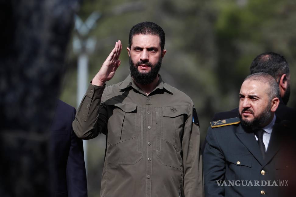 $!El presidente interino de Siria, Ahmad al-Sharaa, saluda en el desfile militar para celebrar el primer aniversario del derrocamiento del expresidente Bashar al-Assad.