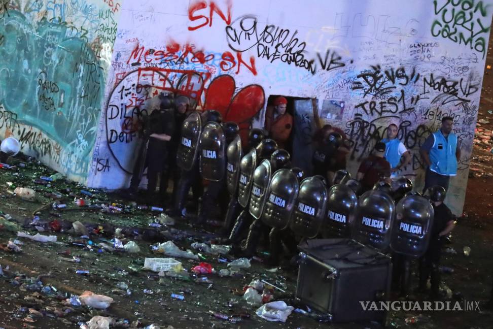 $!Integrantes de la Policía Argentina forman una barrera durante los disturbios tras las celebraciones por el triunfo de la selección en Qatar 2022 en Buenos Aires.