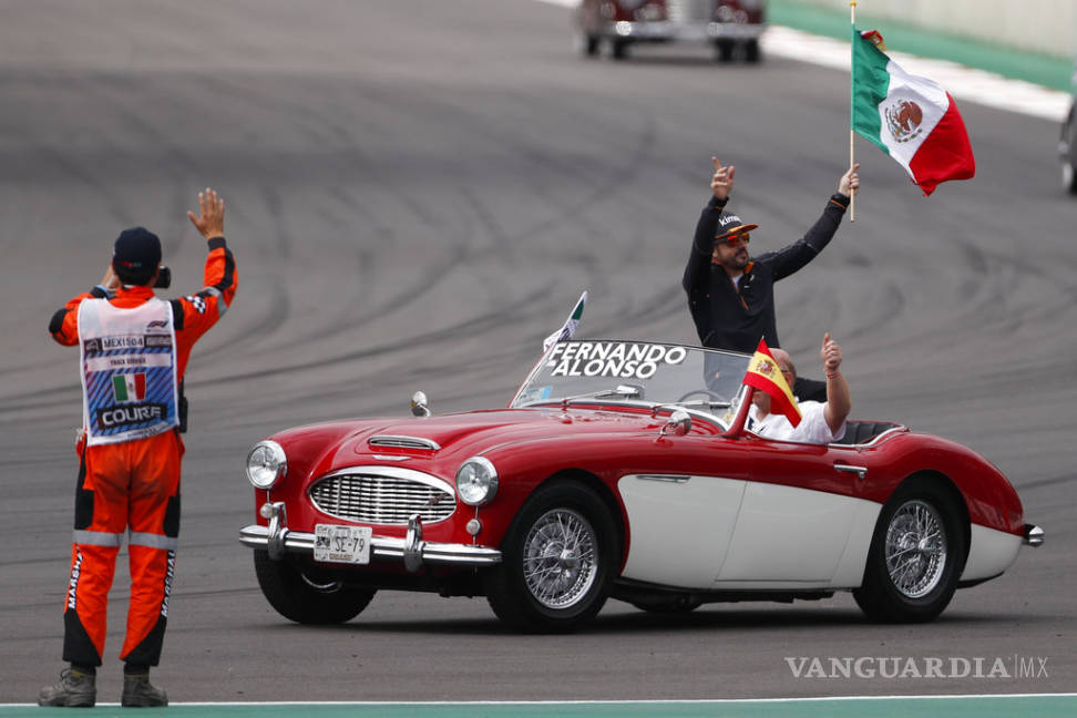 $!Rinden homenaje a Fernando Alonso con 30 mil réplicas de su rostro en GP de México