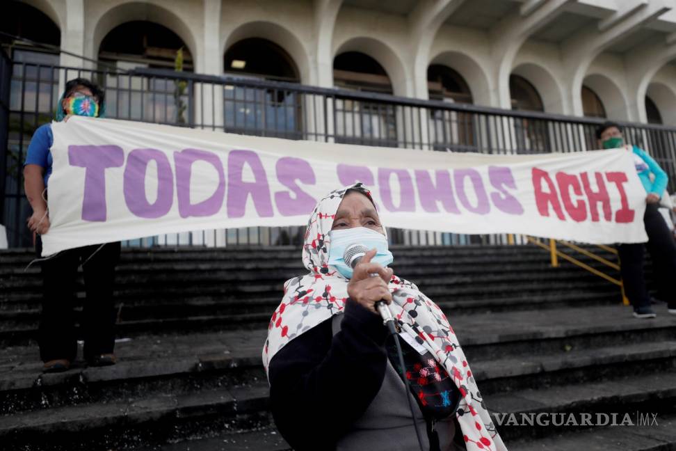 $!Teresa Cacaj Cahuec, una mujer Achi víctima de violencia sexual, da un discurso en la plaza de los Derechos Humanos, frente al Palacio de Justicia, hoy, en Ciudad de Guatemala.