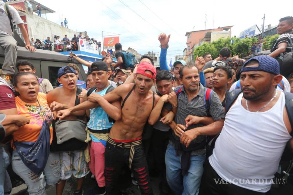 $!'Somos hondureños, no somos traficantes' Migrantes rompen cerco fronterizo en Guatemala e ingresan a México