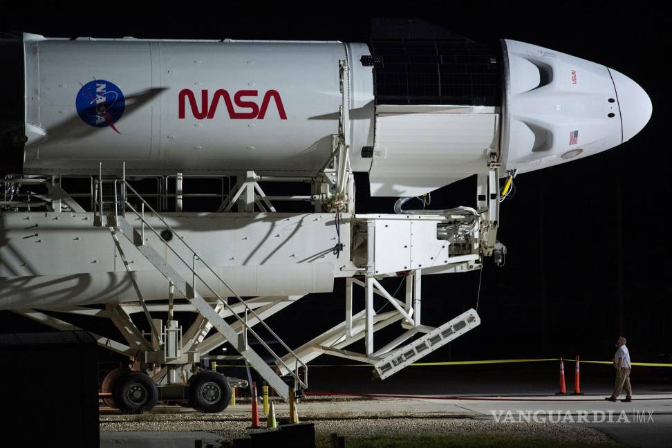 $!Un cohete SpaceX Falcon 9 con la nave espacial Crew Dragon de la compañía a bordo mientras se lanza a la plataforma de lanzamiento en el Complejo de lanzamiento 39A mientras continúan los preparativos para la misión Crew-3 en el Centro Espacial Kennedy de la NASA en Florida. EFE/EPA/Joel Kowsky/NASA