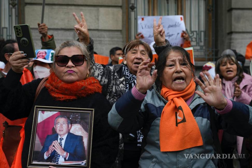 $!Simpatizantes del expresidente Alberto Fujimori y su hija Keiko gritan consignas afuera del tribunal en Lima, Perú.