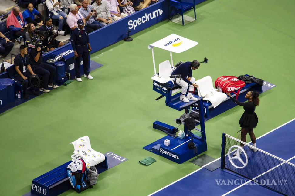 $!Serena Williams le habla al juez de silla, Carlos Ramos, durante su derrota en la final del Abierto de Estados Unidos frente a Naomi Osaka en el estadio Arthur Ashe del Centro Nacional de Tenis Billie Jean King de la USTA en Nueva York.