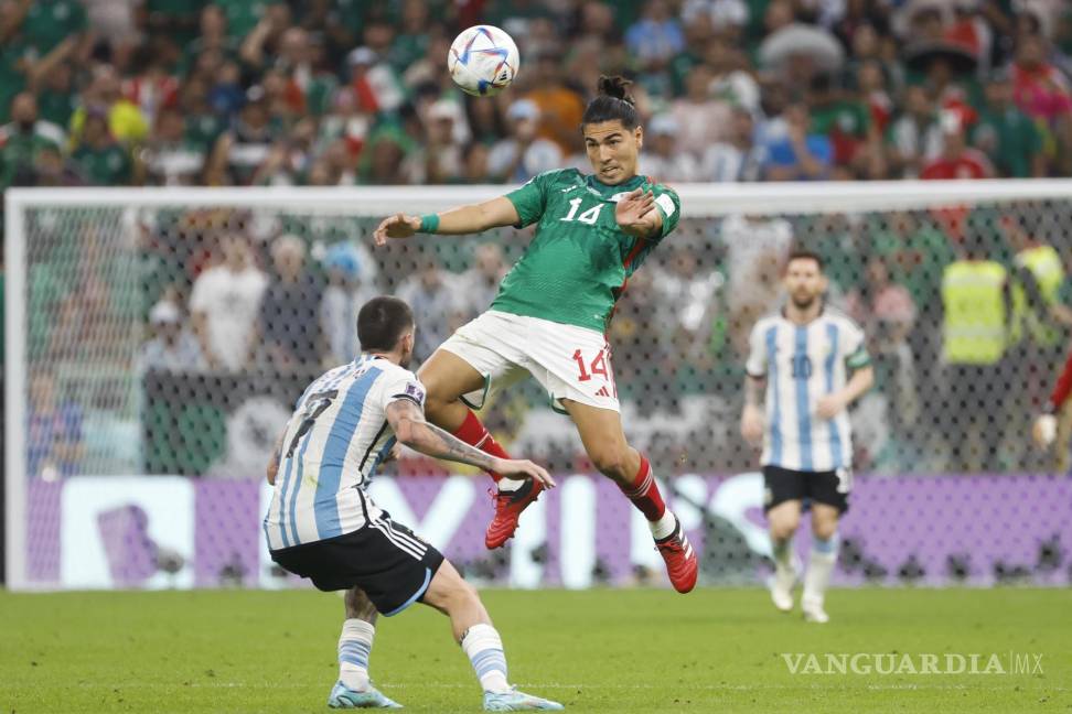 $!Rodrigo De Paul (i) de Argentina disputa un balón con Erick Gutiérrez de México.