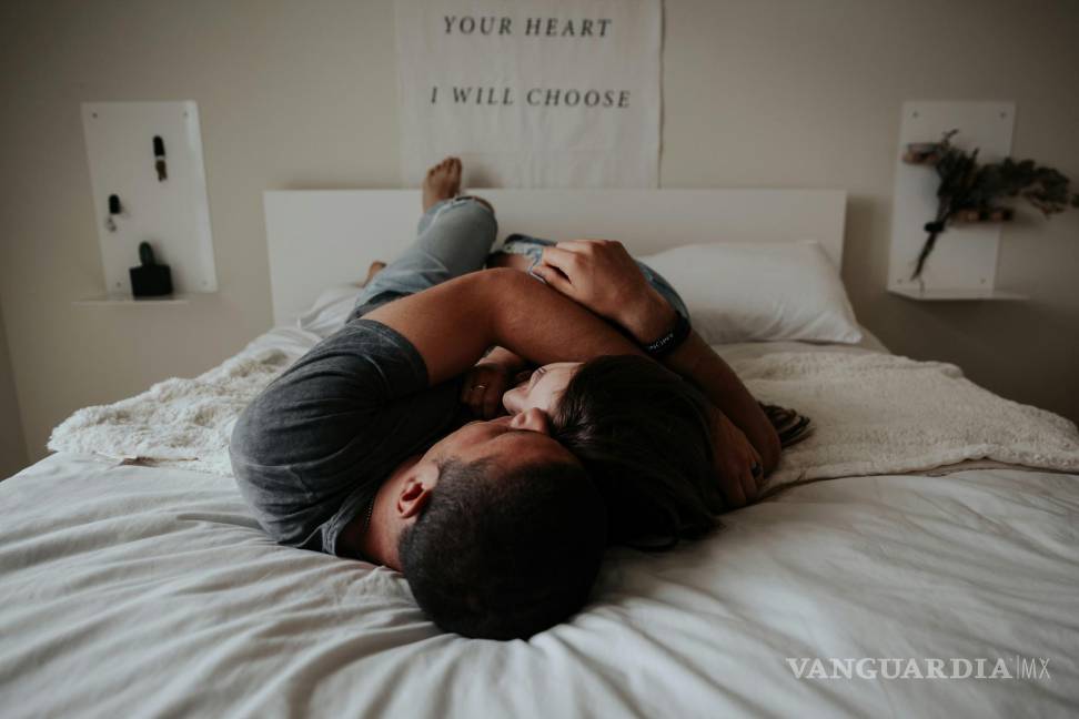 $!Dormir junto a tu pareja no solo es un acto de amor y conexión, sino que también puede traer consigo grandes beneficios para tu salud.
