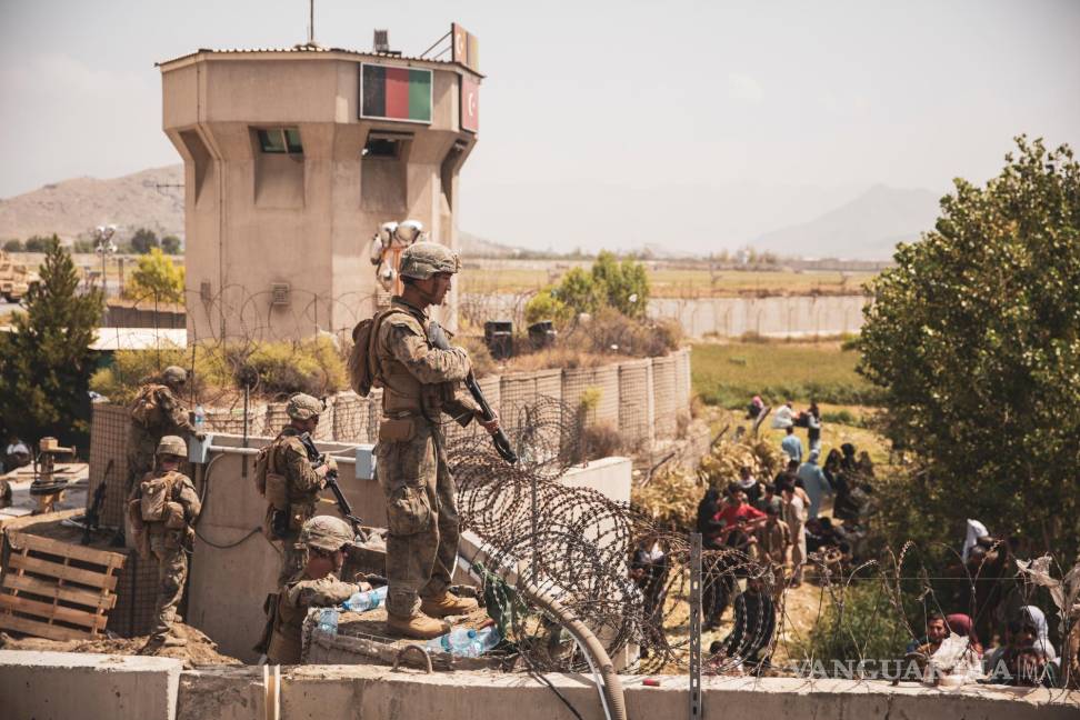 $!Marines de los Estados Unidos ayudan con la seguridad en un puesto de control de control de evacuación durante una evacuación en el aeropuerto internacional Hamid Karzai, Kabul, Afganistán. EFE/EPA/Sgt. Victor A. Mancilla/US Central Command Public Affairs