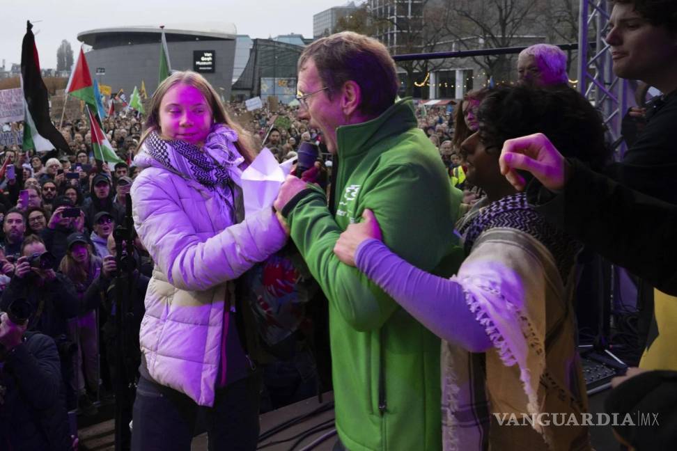 $!Un hombre se queja porque Greta Thunberg invitó a hablar a una mujer palestina en una manifestación contra el cambio climático, en Ámsterdam.