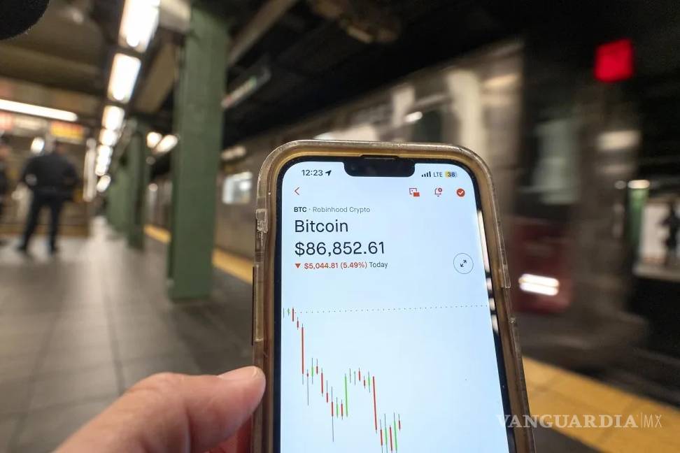 $!Una persona revisa en su celular el movimiento de la criptomoneda bitcoin en una aplicación móvil en Nueva York.
