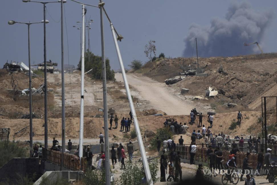 $!Tanques del ejército al sur de Gaza, según se ve desde un centro de distribución de ayuda humanitaria operado por la Fundación Humanitaria de Gaza en Jan Yuni.