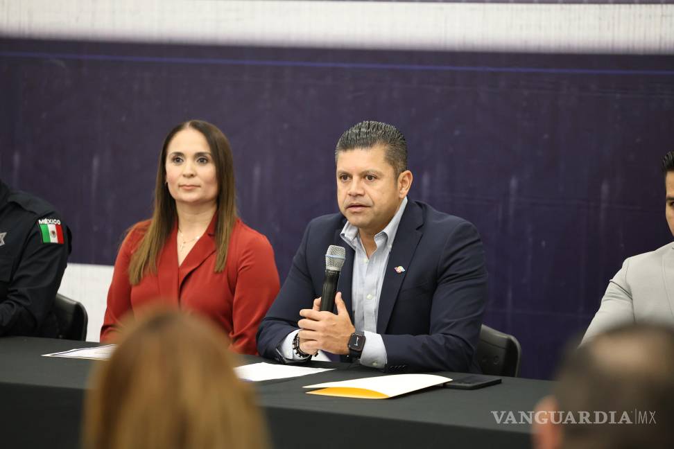 $!Miguel Ángel Garza Félix, comisionado de Seguridad, reconoció el compromiso ciudadano durante la ceremonia de entrega del programa “Vecinos Mediadores”.