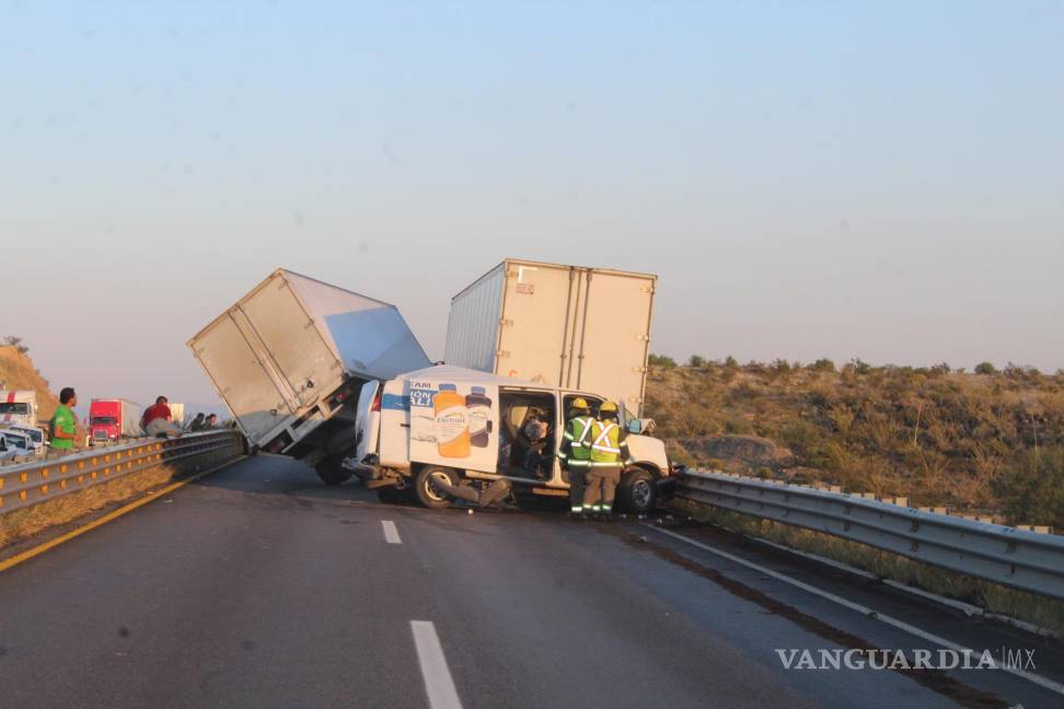 Empleado mueblero choca y mata a su copiloto en la autopista a Torreón