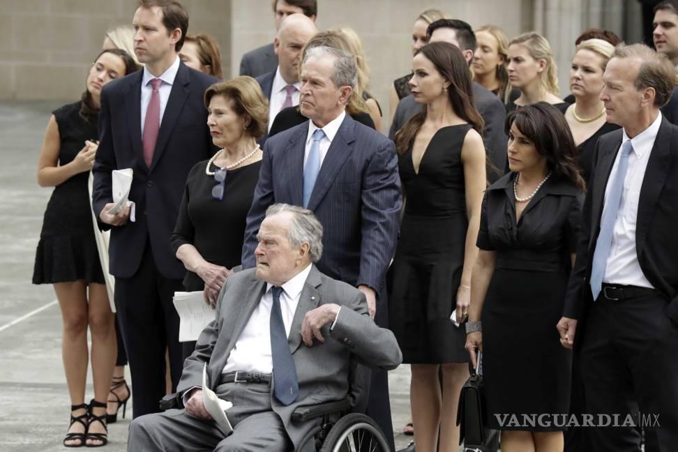 $!George H.W. Bush es internado en cuidados intensivos