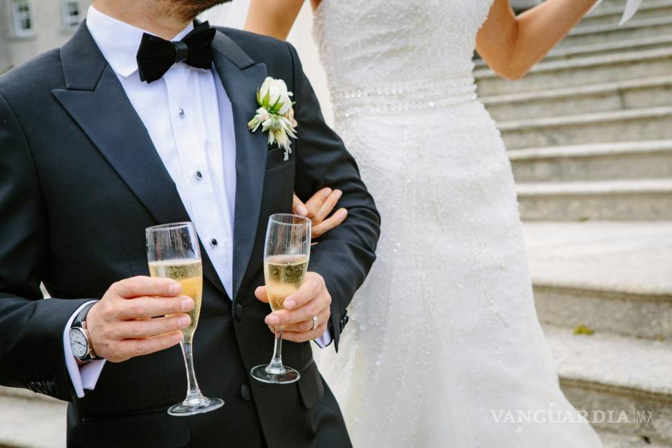 $!Christian Nodal: ¿Es correcto que el novio lleve traje de blanco a su boda?