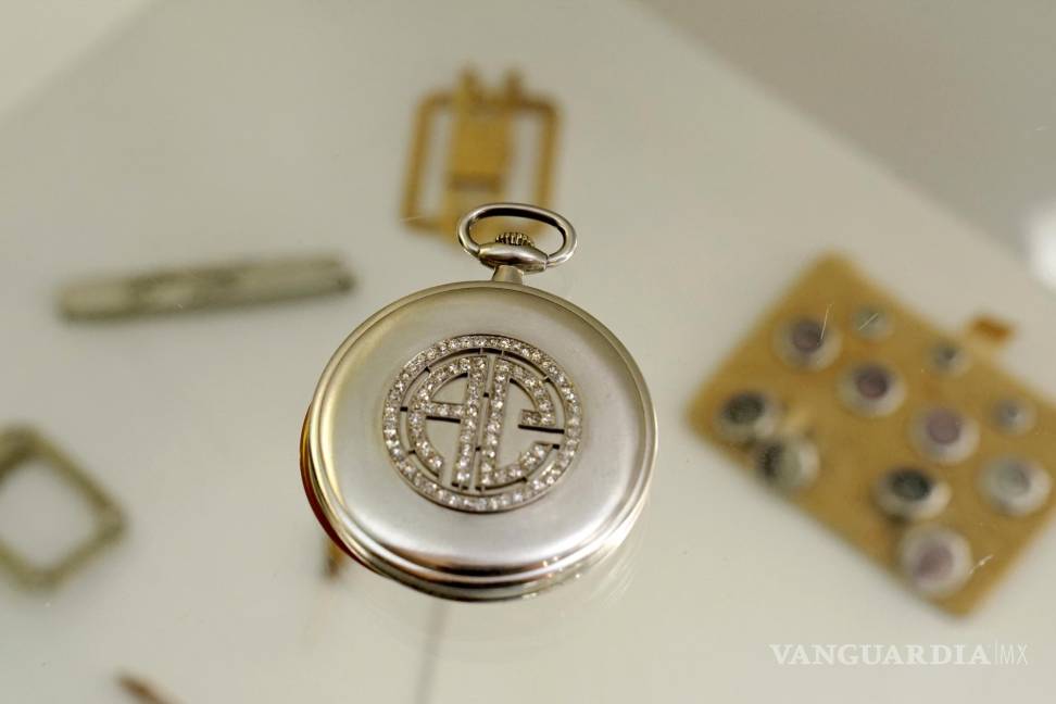 $!En esta fotografía de archivo del 25 de agosto de 2021 un reloj de bolso Patek Philippe con diamantes con las iniciales AC que perteneció al mafioso Al Capone en la Casa de Subastas Witherell en Sacramento, California. AP/Rich Pedroncell