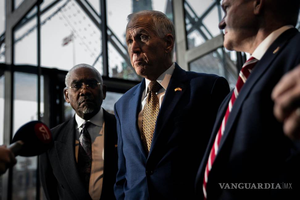 $!El representante demócrata Gregory Meeks, y el senador republicano Thom Tillis, después de senadores y miembros de la Cámara de Representantes en Copenhague.
