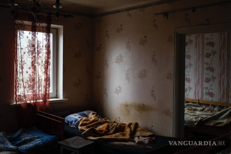 $!Un anciano yace en un hospicio en Chasiv Yar, en el distrito de Donestk, Ucrania, el lunes 18 de abril de 2022.