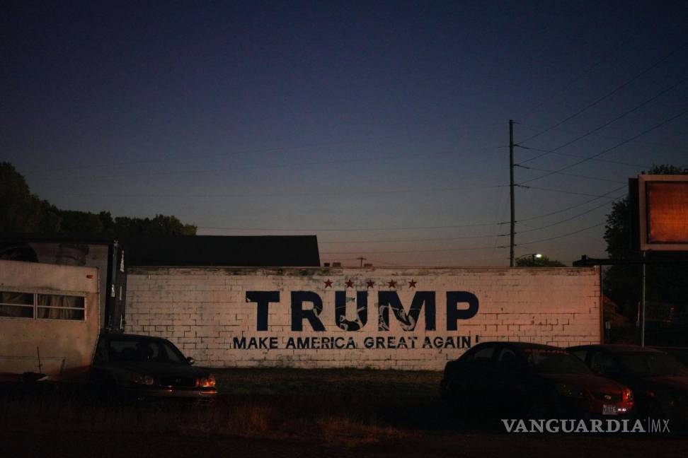 $!Un anuncio político del candidato presidencial republicano y expresidente Donald Trump está pintado en el costado de una empresa automotriz en Springfield, Ohio.