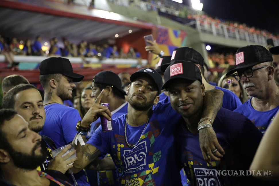 $!Mientras el PSG lo espera para jugar, Neymar se pasea románticamente en las calles de Brasil con la cantante Anitta