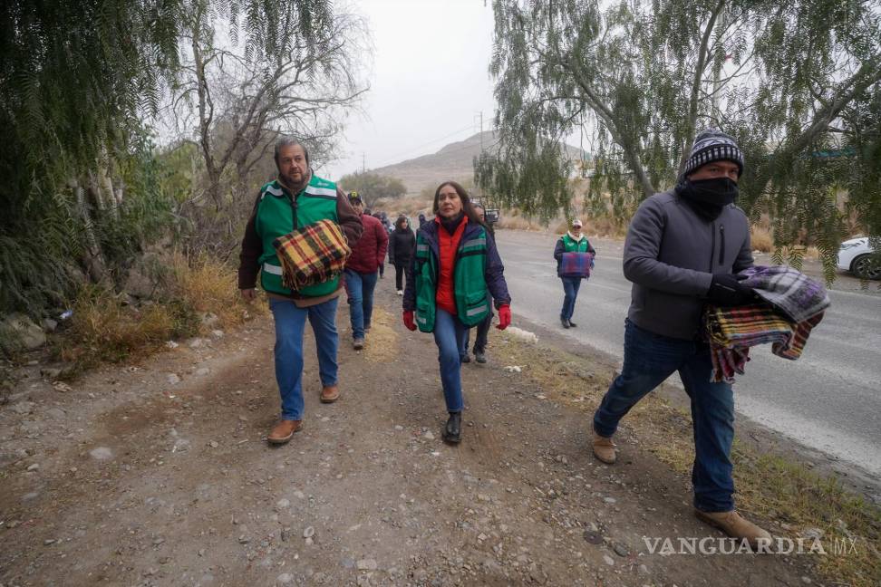 $!Funcionarios municipales y estatales acompañaron al alcalde y a su esposa durante la brigada invernal.