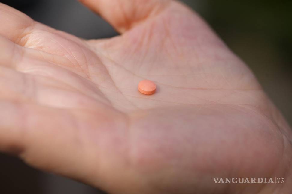 $!Una mujer sostiene una aspirina. AP/Emma H. Tobin