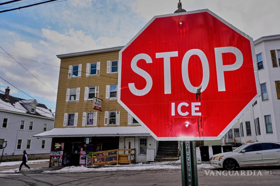 $!Sentimientos anti-ICE expresados en una señal de tráfico, el viernes 23 de enero de 2026, en Biddeford, Maine.
