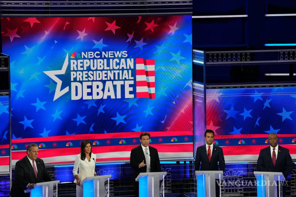 $!Los candidatos presidenciales republicanos participan en el tercer debate de las primarias presidenciales republicanas organizado por NBC Noticias.
