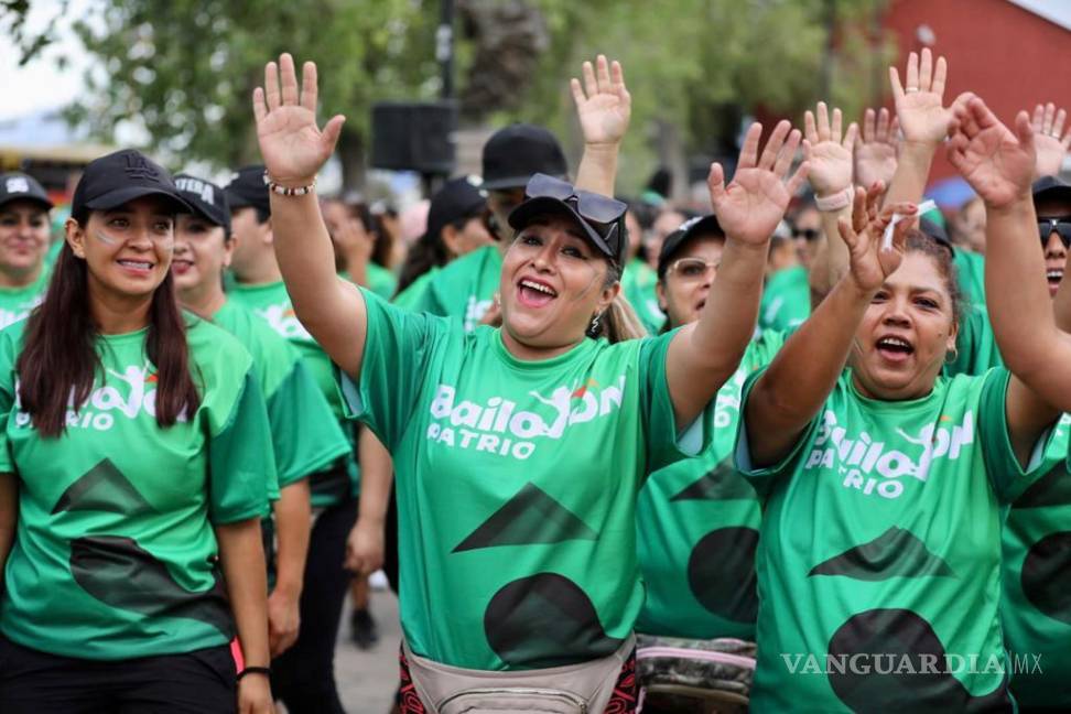 $!En nombre de las más de 2,200 personas que hicieron posible el Bailotón Patrio, Mayra Castillo Jaramillo agradeció el apoyo del Alcalde Chema Fraustro.