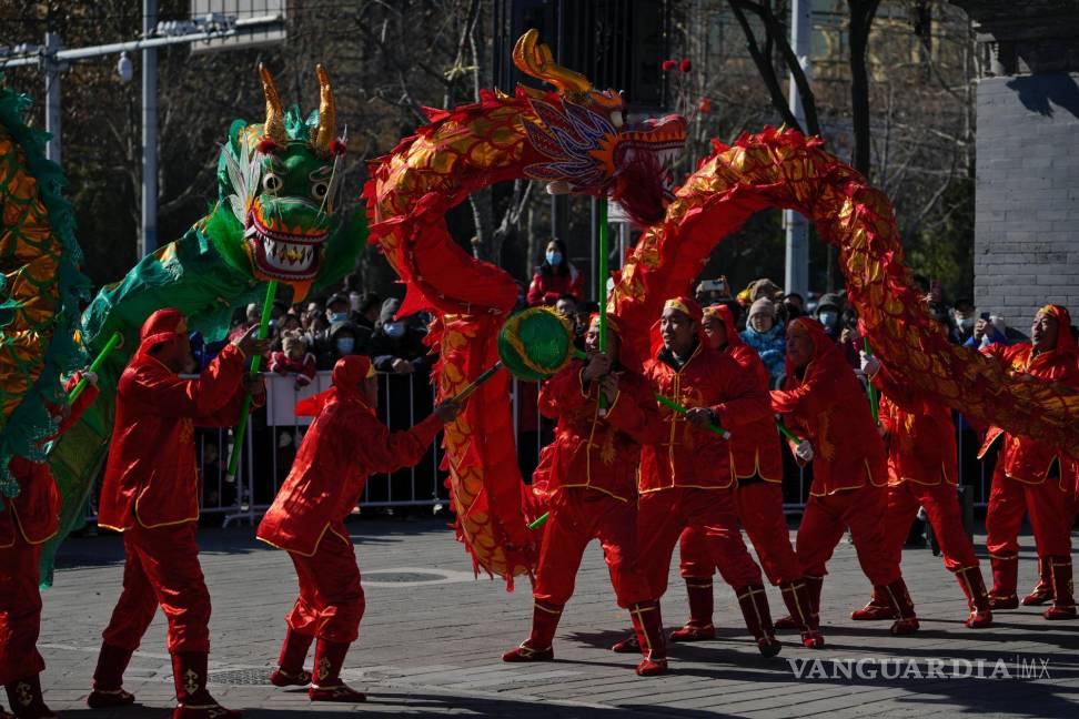 $!Varias personas participan en una danza del dragón en el templo de Dongyue, en el primer día del Año Nuevo Lunar, en Beijing.