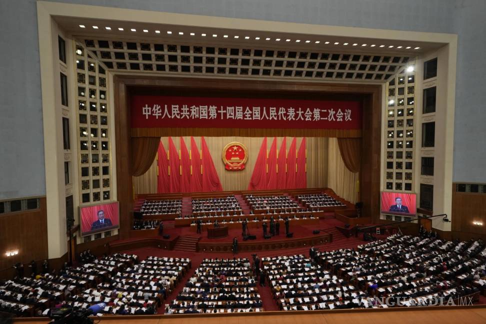 $!El primer ministro chino, Li Qiang, aparece en las pantallas mientras habla durante la sesión inaugural de la APN en el Gran Salón del Pueblo en Pekín