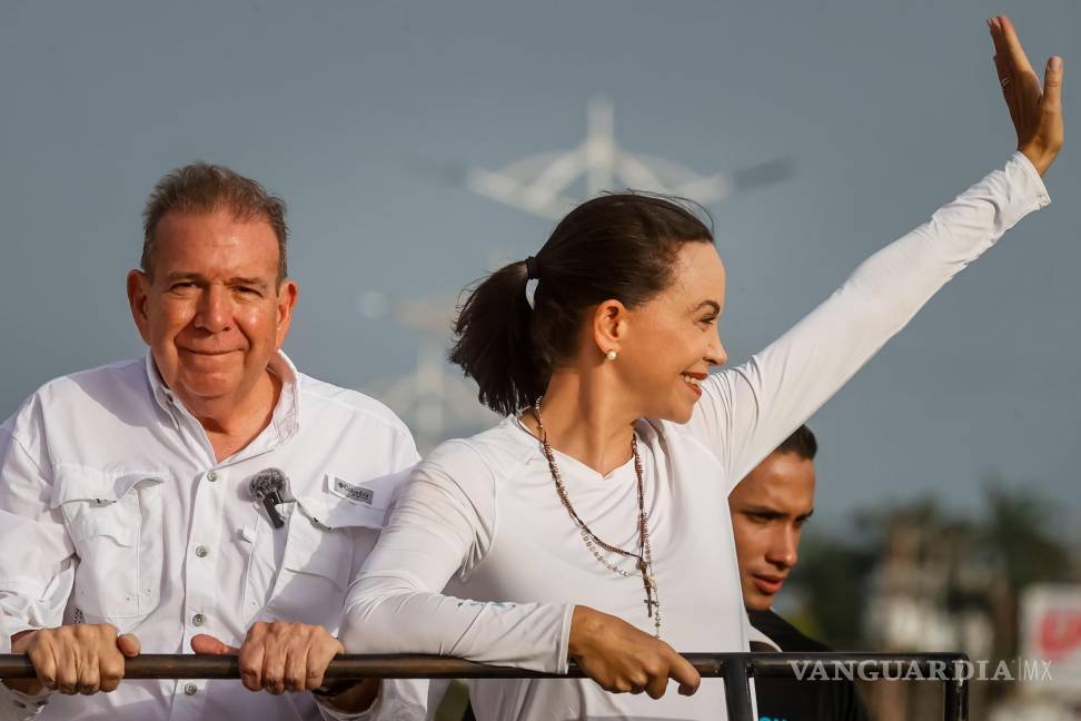 $!El candidato a la presidencia de Venezuela, Edmundo González (i), y la líder de la oposición, María Corina Machado, en un acto de campaña en Puerto La Cruz.