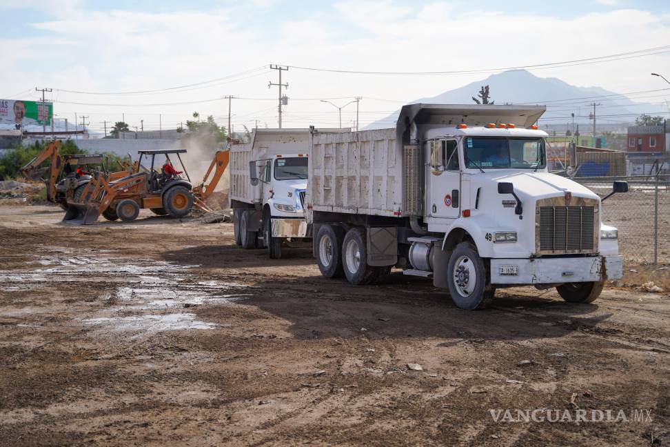 $!Retroexcavadoras operaron en puntos de difícil acceso para asegurar una limpieza profunda.