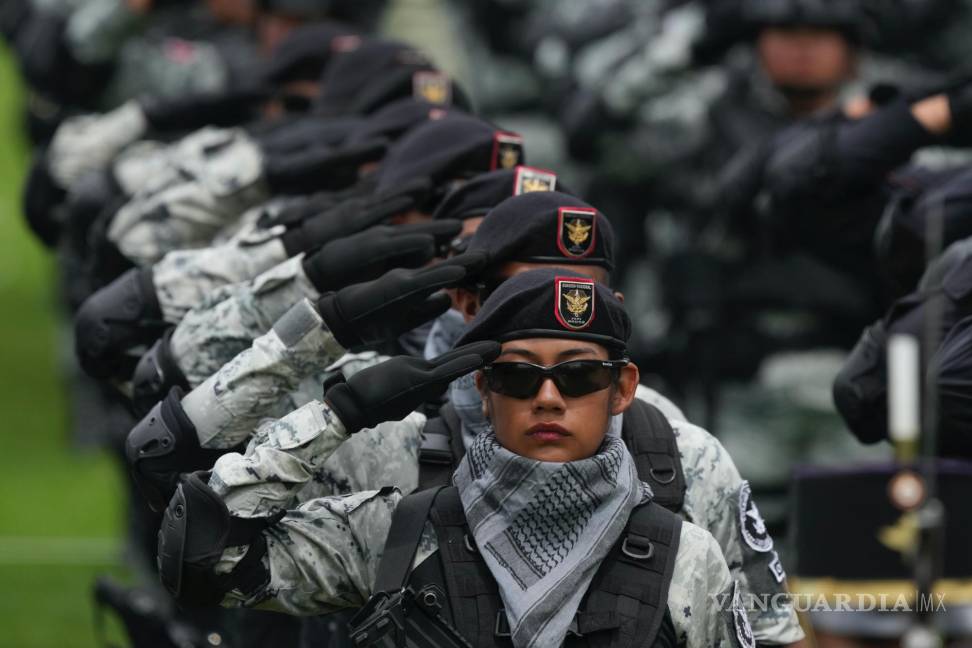 $!Oficiales de la Guardia Nacional saludan al presidente Andrés Manuel López Obrador durante una ceremonia que conmemora el quinto aniversario de la GN.