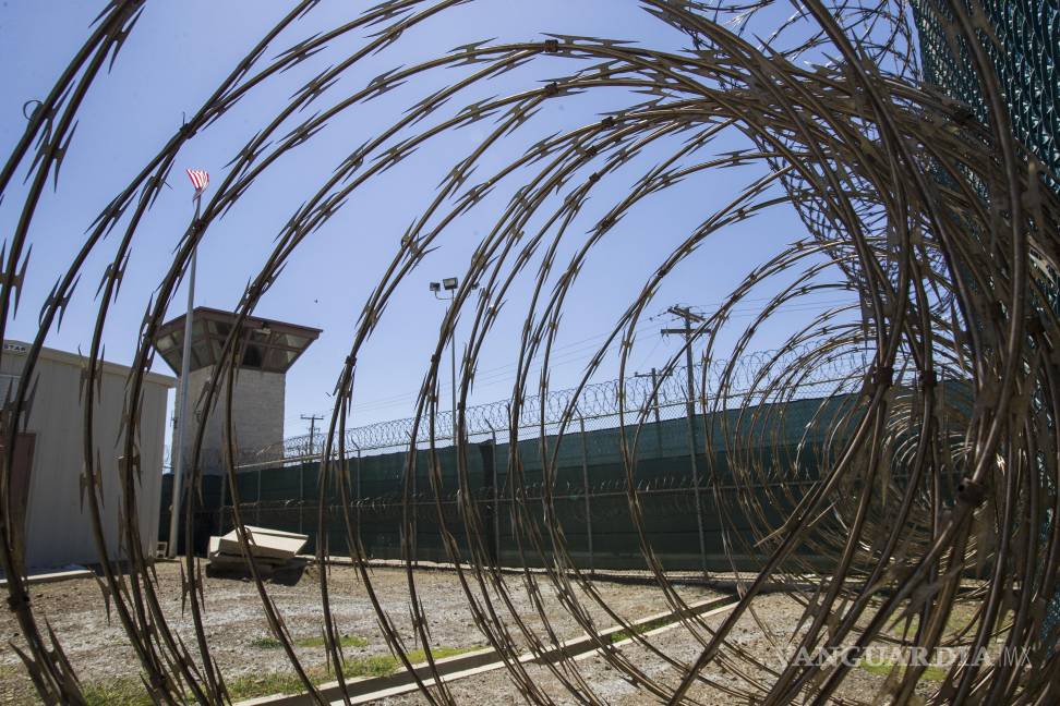 $!Una torre de control a través de alambre de púas dentro de un centro de detención en la base naval de la Bahía de Guantánamo, en Cuba.