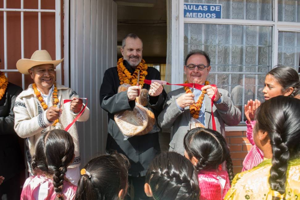 $!Miguel Bosé inaugura ludoteca para niños mazahuas