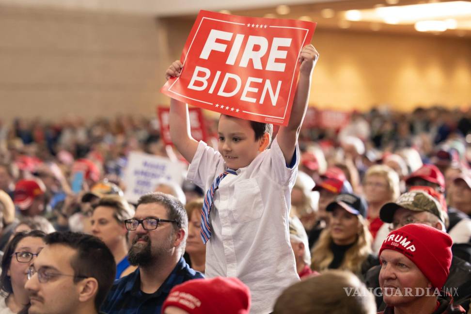 $!Un joven sostiene un cartel mientras el candidato presidencial republicano, el expresidente Donald Trump, habla en un mitin en Green Bay, Wisconsin.